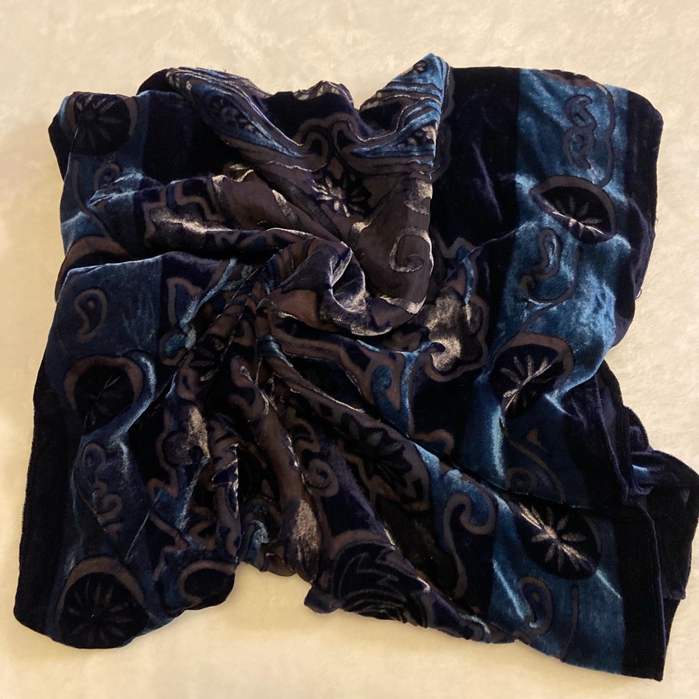 Scarf Velvet Devore Ornate Blue and Black Scarf Fine Silk Viscose Burnt Out NWOT - Picture 3 of 10